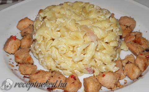 Teriyaki csirkefalatok tésztával