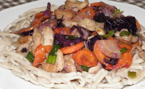 Teriyaki szószos csirkefalatok soba tésztával
