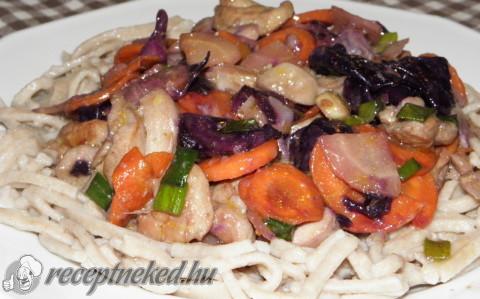 Teriyaki szószos csirkefalatok soba tésztával