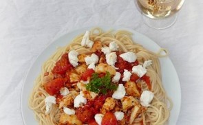 Paradicsomos füstölt hekk spagettivel