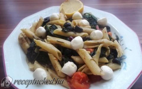 Penne baconnal, spenóttal és mozzarellával