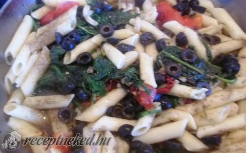 Penne baconnal, spenóttal és mozzarellával