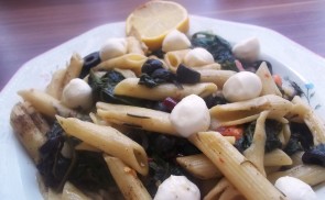 Penne baconnal, spenóttal és mozzarellával