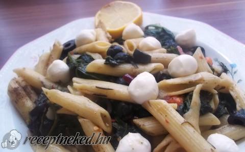 Penne baconnal, spenóttal és mozzarellával