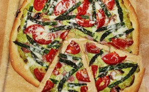 Pizza spárgás-sonkás-paradicsomos feltéttel