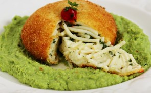 Petrezselymes tésztával töltött mozzarella zöldborsópürével