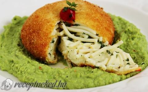 Petrezselymes tésztával töltött mozzarella zöldborsópürével