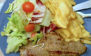 Steak salátával és sajtos hasábburgonyával