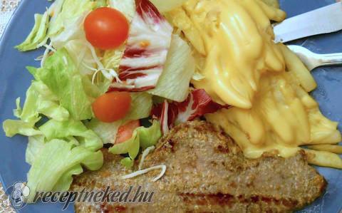 Steak salátával és sajtos hasábburgonyával