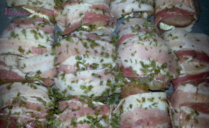 Juhtúróval töltött csirkemell baconbe tekerve