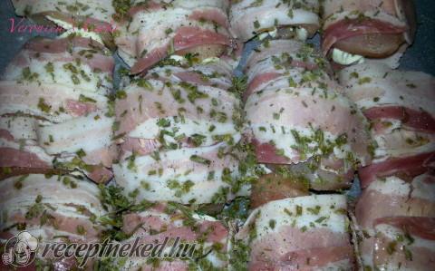 Juhtúróval töltött csirkemell baconbe tekerve