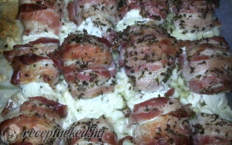Juhtúróval töltött csirkemell baconbe tekerve