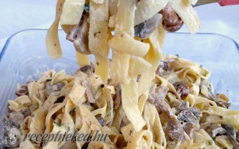 Tejszínes, gombás tagliatelle