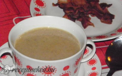 Gombakrémleves bacon chipsszel