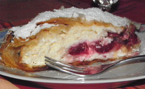 Túrós meggyes rétes