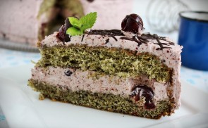 Máktorta meggyes-habos krémmel