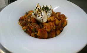 Paradicsomos gnocchi, zöld fűszeres burrataval
