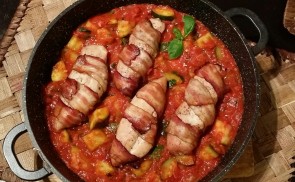 Paradicsomos cukkini ragu baconbe tekert csirkemellel