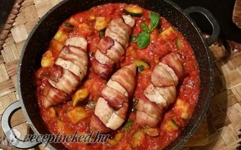 Paradicsomos cukkini ragu baconbe tekert csirkemellel