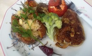 Töltött krumpli, paradicsom és paprika