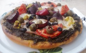 Zöld pestos pizza sonkával, mozzarellával
