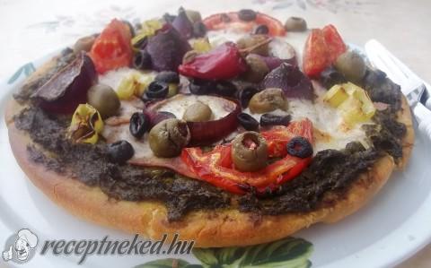 Zöld pestos pizza sonkával, mozzarellával