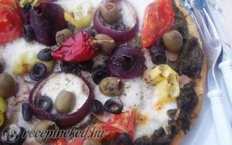 Zöld pestos pizza sonkával, mozzarellával