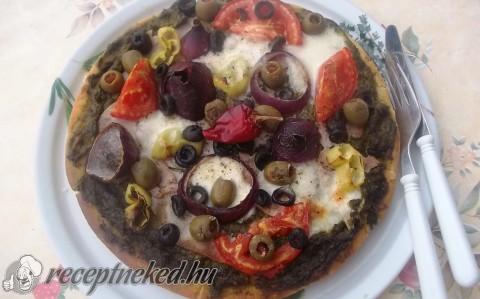 Zöld pestos pizza sonkával, mozzarellával