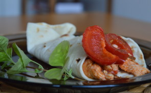 Házi tortilla, csirke fajitas, paradicsom salsa