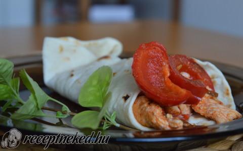 Házi tortilla, csirke fajitas, paradicsom salsa