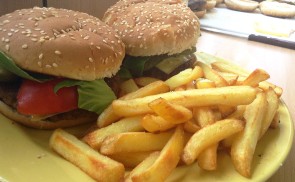 Hamburger házi húspogácsával