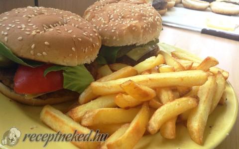 Hamburger házi húspogácsával