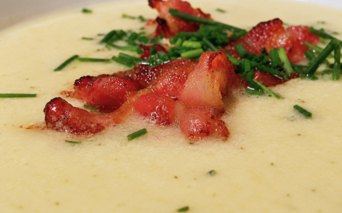Snidlinges burgonyakrémleves pirított baconnel