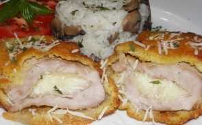 Sajttal töltött karajszelet kukoricás bundában