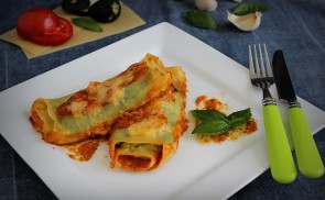 Cukkinis-sajtos lasagne tekercs