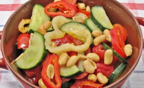 Balzsamecetes vegyes saláta földimogyoróval