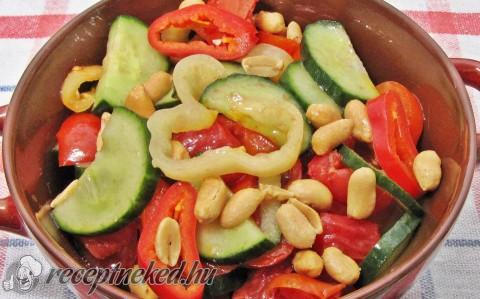 Balzsamecetes vegyes saláta földimogyoróval