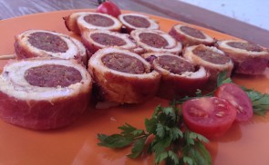 Kolbásszal töltött csirkemell nyárs