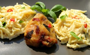Chilis-bazsalikomos csirkecomb spagettivel