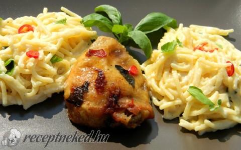 Chilis-bazsalikomos csirkecomb spagettivel