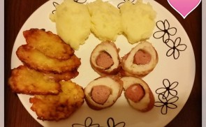 Baconbe csomagolt csirkemell sajttal és virslivel töltve