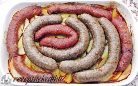 Házi disznótoros krumpliágyon
