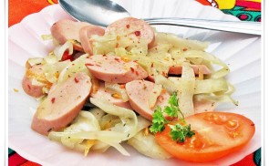 Káposztás virslisaláta