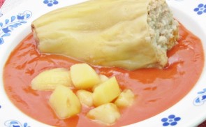 Pulykahússal töltött paprika vörösboros paradicsomszósszal