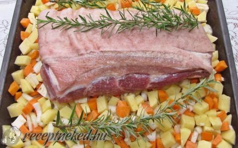 Rozmaringos, fűszeres oldalas zöldséges krumpliágyon