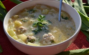Karalábéleves medvehagymás húsgombóccal