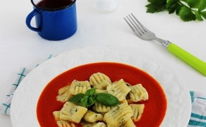 Bazsalikomos gnocchi zelleres paradicsomszósszal