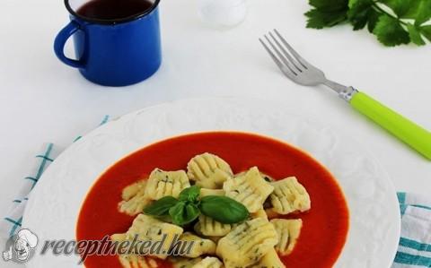 Bazsalikomos gnocchi zelleres paradicsomszósszal