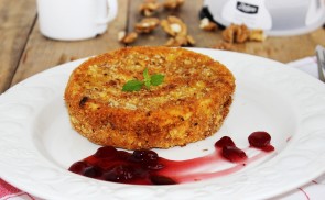 Camembert diós panírban, áfonyamártással