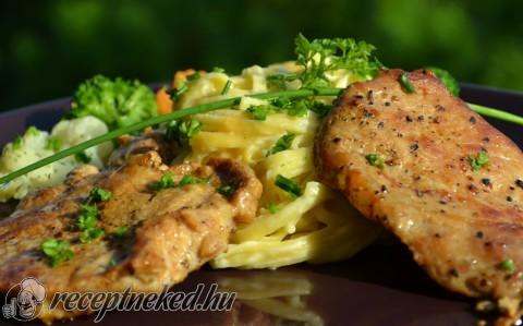 Sertésszelet tejszínes-sajtos Fettuccine tésztával